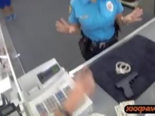 Mme police officier obtient cloué en une pawnshop à gagner pognon