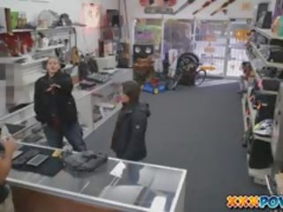 Kuiken krijgt bonsde als een betalen voor stealing in een pawn winkel