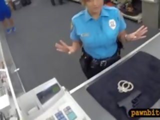 巨大 胸部 警察 军官 pawns 她的 的阴户 和 性交