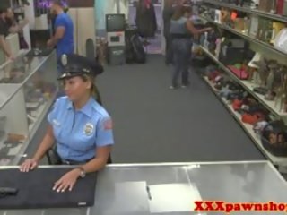 Real pawnshop sexo vídeo con bigass poli en uniforme