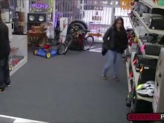 Shoplifter dostane fucked na vyhnúť sa väzenie