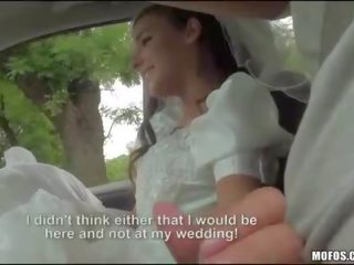 Amirah adara në bridal gown publike e pisët kapëse