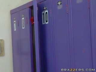 Captivating veľký titted blondýna dostane pribil v the locker izba