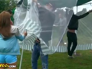 Estudiante son yendo a produce un público al aire libre follando