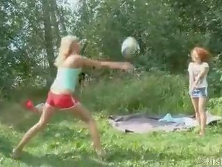 Volleyball vixens da în aer liber in trei muie