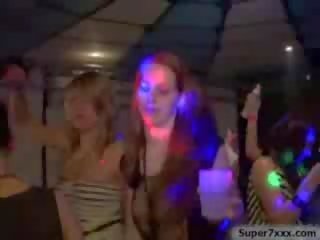 Pijane dziewczyny pieprzy w impreza