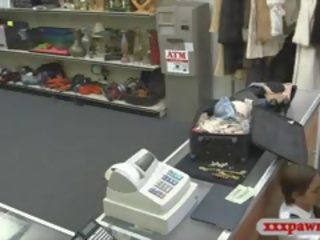 Amatuer latine hôtesse obtient défoncer à la pawnshop